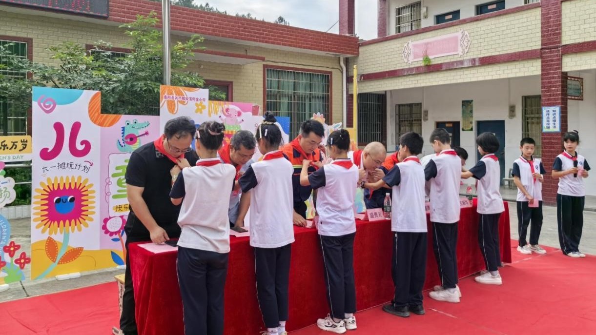 旋乐吧spin8爆破衡阳项目部儿童节慰问活动.jpg